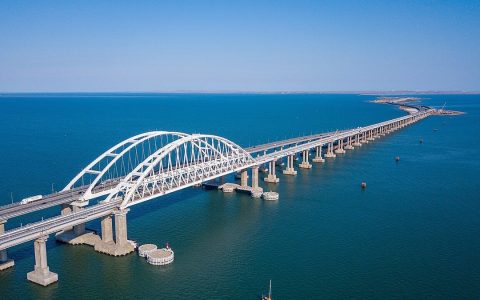 Очереди у Крымского моста со стороны Керчи сохраняются к 15 часам субботы